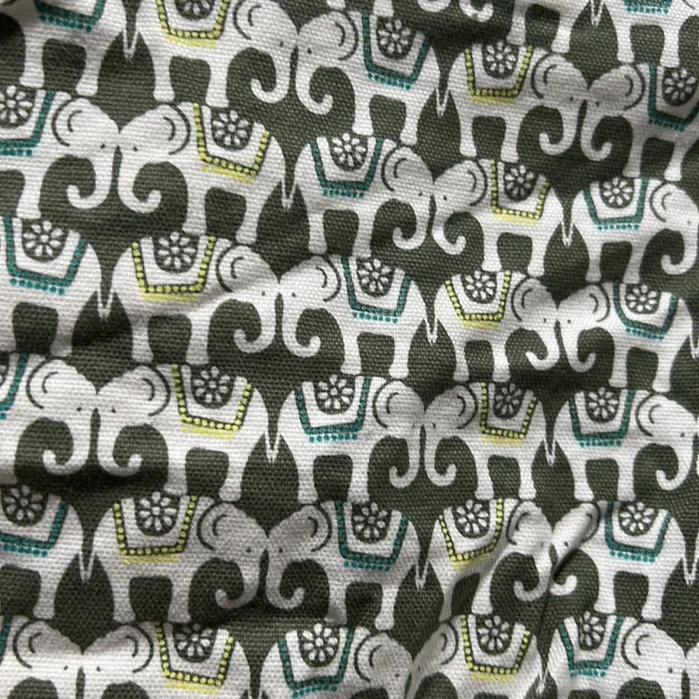 Banana republic elephant 🐘 print Hampton chino shorts size 2 GUC..